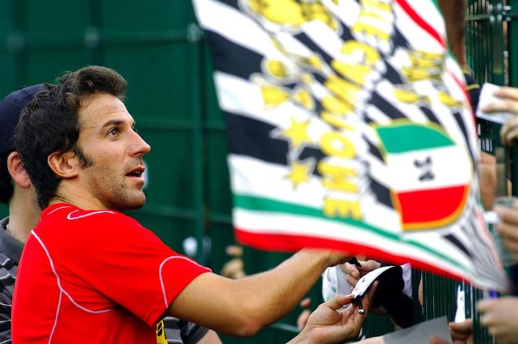 Juventus' Alessandro Del Piero skriver autografer på en træningslejr forud for den italienske fodboldsæson. 