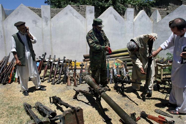 NATO-styrkerne forsøger at holde Kinas regering ansvaralig for de kinesiske våben, der er konfiskeret hos Taleban-partisaner i Afghanistan. 