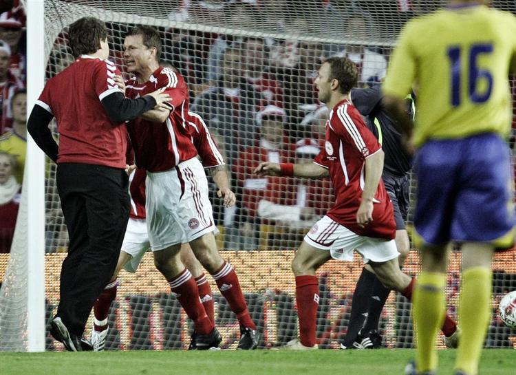 UEFA idømte Danmark som taber med 3-0 til Sverige og fik samtidig forbud mod at spille EM-kampe i Parken. 
