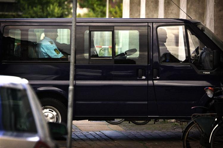 De to terrormistænkte køres ind til Dommervagten på Politigården. 