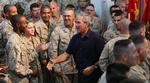 Præsident George Bush hilste i går på amerikanske soldater i Iraks Anbar-provins. 