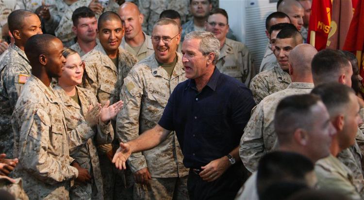 Præsident George Bush hilste i går på amerikanske soldater i Iraks Anbar-provins. 