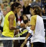 David Ferrer (th) takker Rafael Nadal for kampen. 