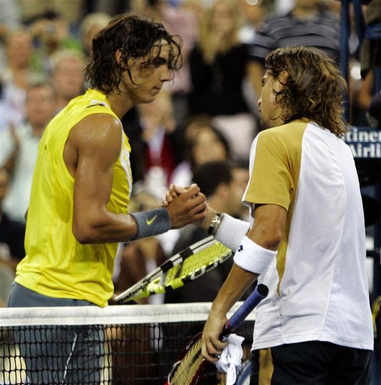 David Ferrer (th) takker Rafael Nadal for kampen. 