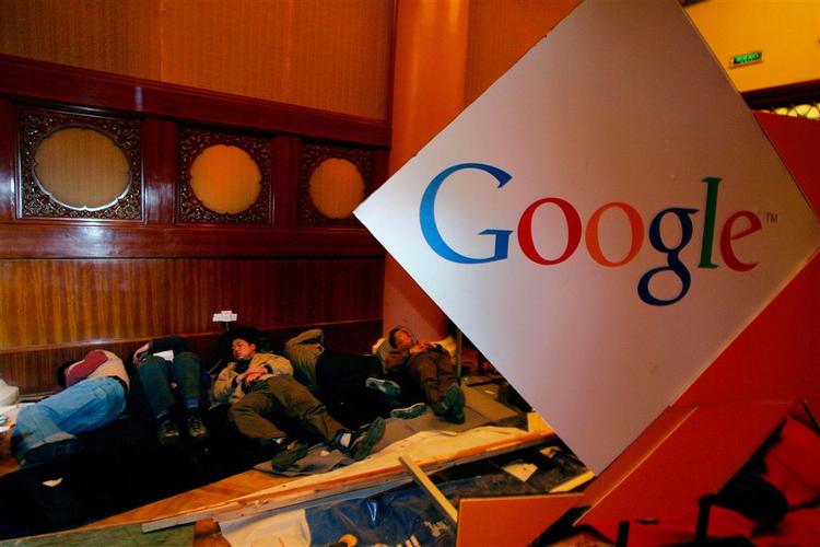 En mulighed er, at Google tilbyder meget billig eller gratis mobiltelefoni og måske endda en gratis telefon – hvis altså kunderne er parat til at acceptere reklamer på den lille skærm. 
