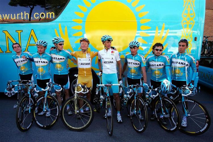 José Antonio Redondo (yderst til venstre) er ligesom Vinokourov og Kasheckhin (i gult og hvidt) en færdig mand på Astana-holdet. 