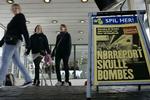 Dagens passagere på Nørreport flankeres på vej ned i undergrunden af skrækindjagende spisesedler. 