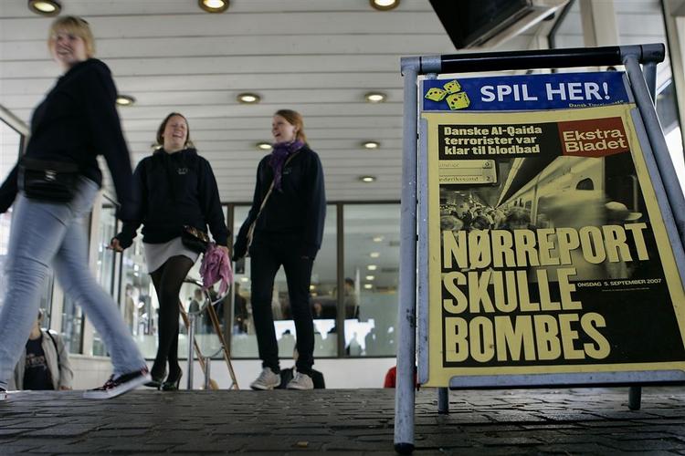 Dagens passagere på Nørreport flankeres på vej ned i undergrunden af skrækindjagende spisesedler. 