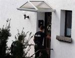 Tyske politi ransager det sommerhus, for de formodede terrorister angiveligt var i færd med at blande kemikalier til en kraftig bombe. 