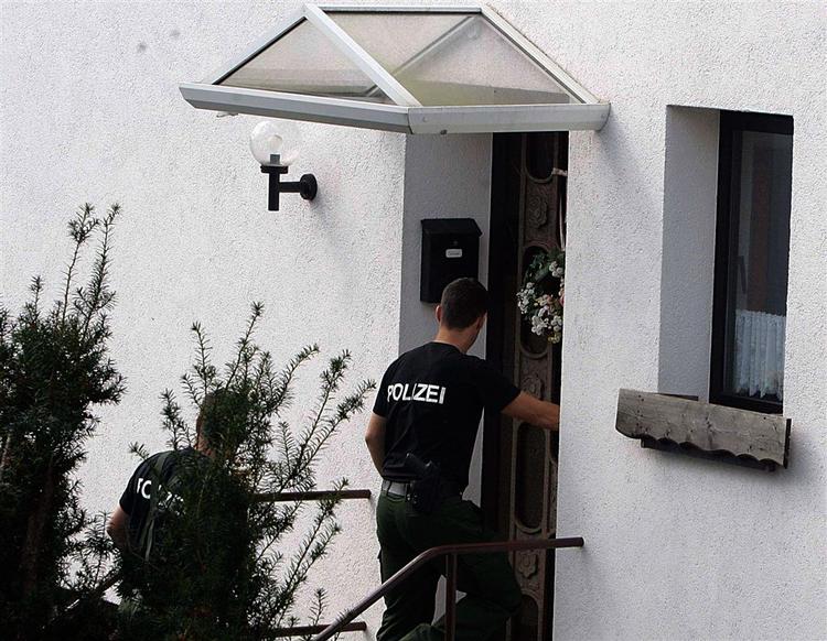Tyske politi ransager det sommerhus, for de formodede terrorister angiveligt var i færd med at blande kemikalier til en kraftig bombe. 