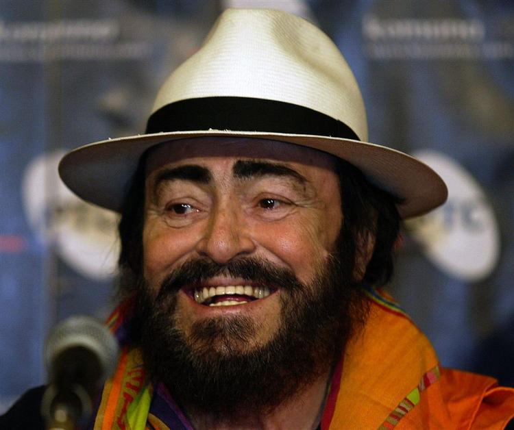 Luciano Pavarotti kæmper mod kræft. 