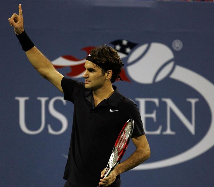Roger Federer er videre i US Open efter at have slået Andy Roddick. 
