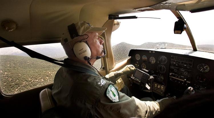 Civilpilot Ed Lewis i luften over Nevada for at finde spor efter kollegaen Steve Fossett. 
