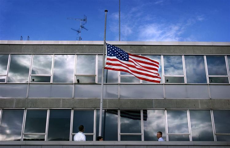 Den amerikanske ambassade advarer mod dagens kommende demonstrationer til fordel for et ungdomshus i København. De kan være farlige for amerikanske borgere, vurderer ambassaden. Her har ambassaden sat flaget på halv tilbage i 2001 efter terrorangrebet i New York. 