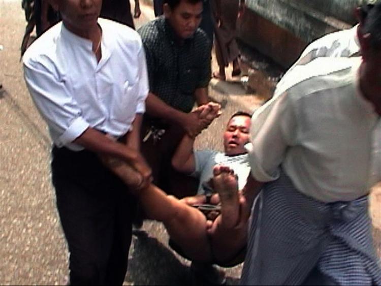 Dette foto er transmitteret ud af Burma/Myanmar af folk, der arbejder hemmeligt for oppositionens radiostation. Billedet viser angiveligt en mand, der er arresteret af civilklædt burmesisk politi, og er taget i sidste uge i hovedstaden Yangon. 