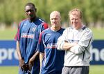Steve McClaren (th.) giver sandsynligvis comeback til Emile Heskey (tv.), mens Andy Johnson (i midten) må tage plads på bænken mod Israel. 