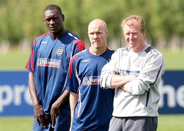 Steve McClaren (th.) giver sandsynligvis comeback til Emile Heskey (tv.), mens Andy Johnson (i midten) må tage plads på bænken mod Israel. 