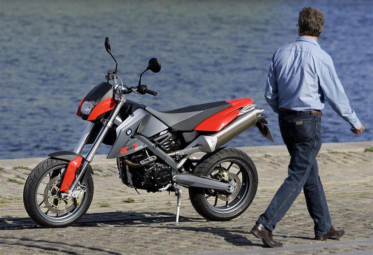 BMW G 650 Xmoto er lidt spartansk, men  underholdende. 
