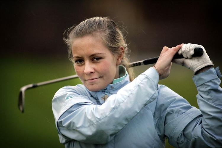 Monica Vestergaard Christiansen var tæt på en afsluttende eagle, da hendes indspil til 9. hul tog hulkanten, men hun måtte nøjes med en birdie. 