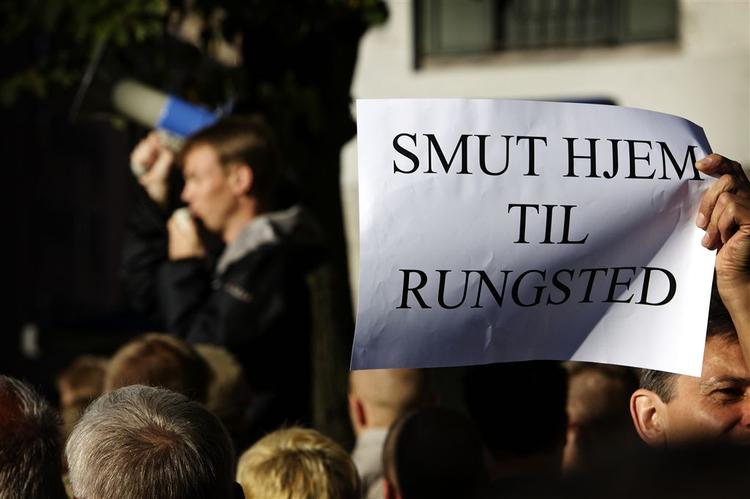 Beboerdemonstration tog afstand fra ungdomshussympatisørernes vold og hærværk. 