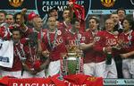 Spillerne fra Manchester United modtager tilhængernes hyldest i maj 2007 efter det femte mesterskab på 10 år. 