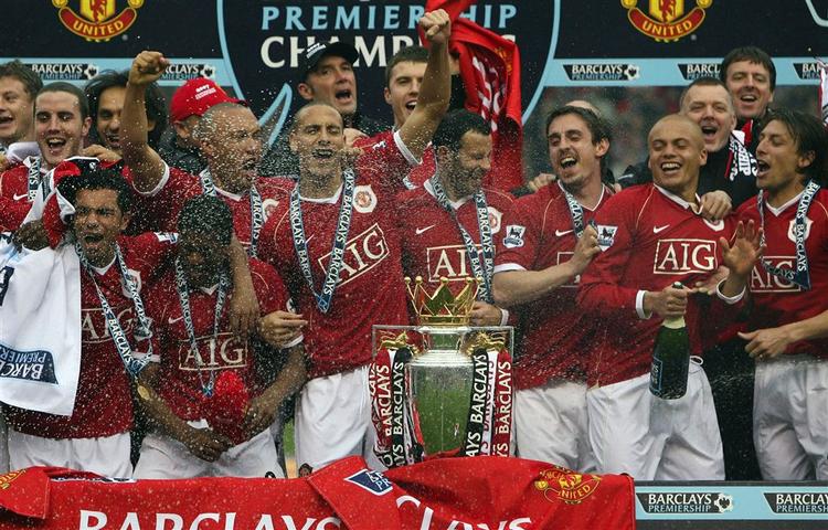 Spillerne fra Manchester United modtager tilhængernes hyldest i maj 2007 efter det femte mesterskab på 10 år. 