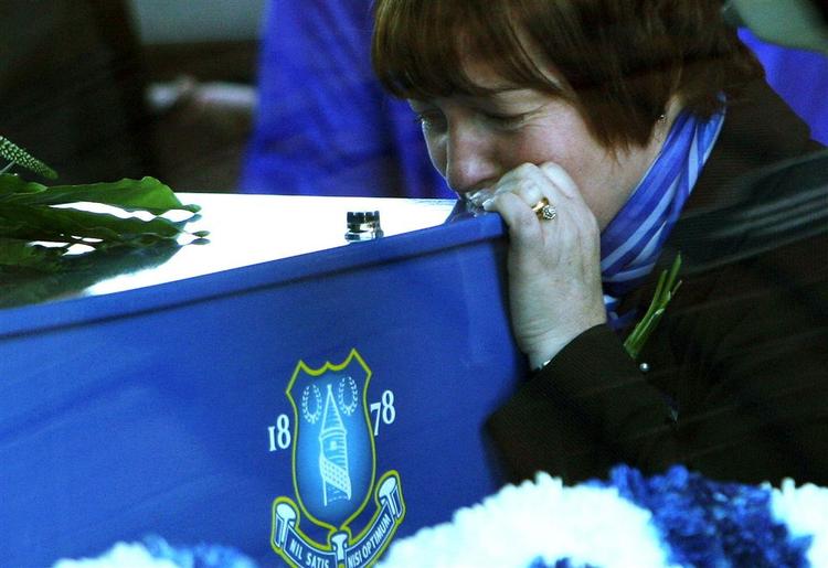 Rhys Jones mor kysser kisten med hendes 11-årige søn. 
