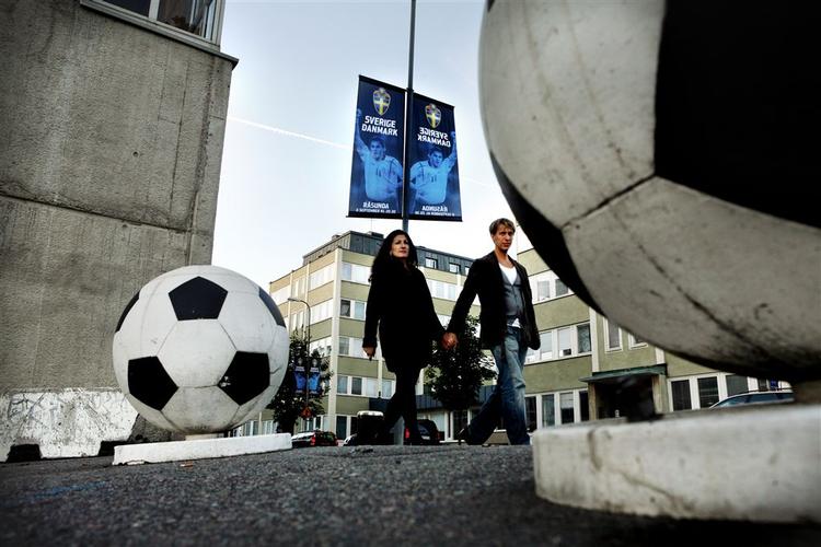 Svenskerne er delte og i tvivl inden landskampbraget lørdag mellem Danmark og Sverige, viser en rundspørge i Stockholm. 