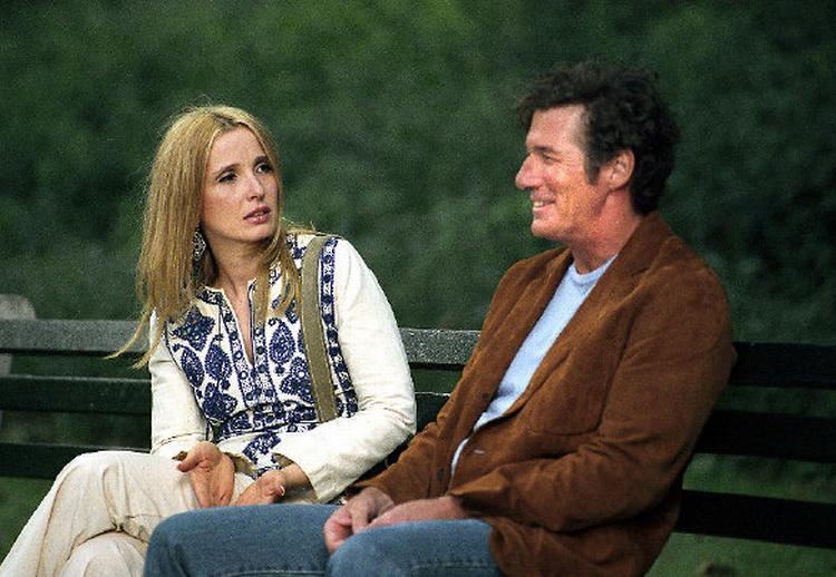 Richard Gere spiller med stor overbevisning svindleren Cllifford Irving, og Julie Delpy spiller  danske Nina van Pallandt, en af de kvinder, der faldt for hans udstråling. Foto: Nordisk Film 