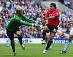 Kasper Schmeichel i kamp om bolden med Manchester Uniteds Carlos Tevez. 