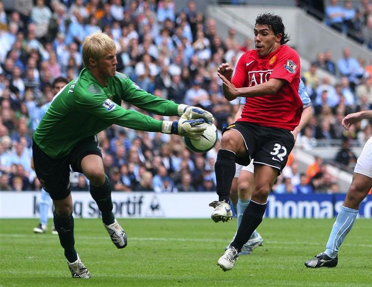 Kasper Schmeichel i kamp om bolden med Manchester Uniteds Carlos Tevez. 