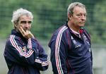 Landstræner Raymond Domenech (tv.) skal sidde på tribunen og assistenten Pierre Mankowski på bænken, når Frankrig møder Italien lørdag aften. 