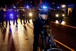 De mange tilskuere til voldelige demonstrationer risikerer fængselsstraf, hvis de ikke fjerner sig fra stedet, advarer Københavns Politis chefanklager. 