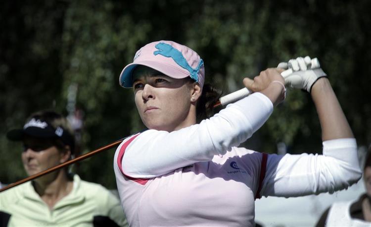 Lisa Holm Sørensen sprang frem som nummer fire med to afsluttende birdies på anden runde af Nykredit Masters. 