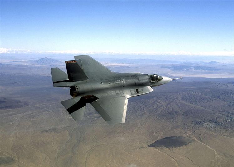 Socialdemokraterne vil have Rigsrevisionen til at kuglegrave såvel de hidtidige udgifter på omkring en mia. kr., som Danmark allerede har bidraget med til udviklingen af Joint Strike Fighter, samt de omkostninger, der kan blive aktuelle, når Danmark skal have nye kampfly. 