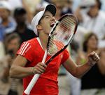Justine Henin skriger sin glæde ud efter sejren i to sæt over Venus Williams. 
