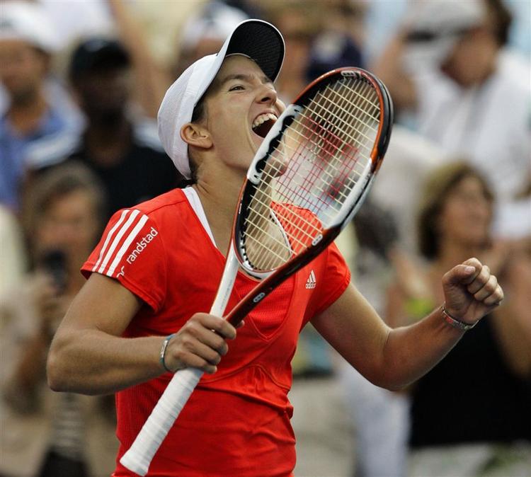 Justine Henin skriger sin glæde ud efter sejren i to sæt over Venus Williams. 