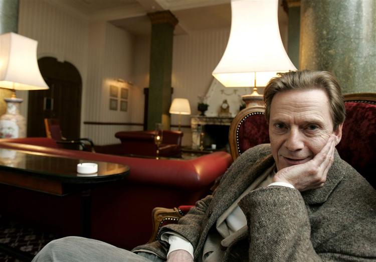 Fortsætter som super-skurk. 