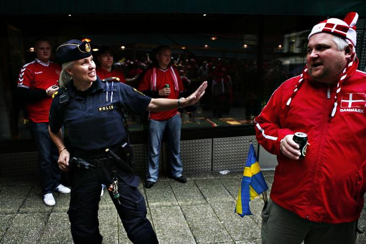 Svenske og danske smil i Stockholm - inden kampen. 