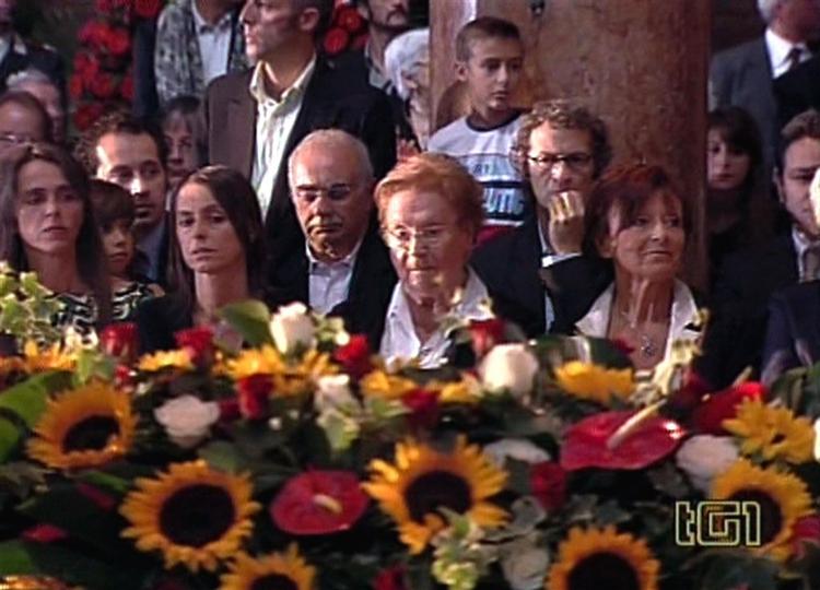 Pavarottis kiste var dækket af hans yndlingsblomst, solsikker. 