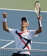 Novak Djokovic jubler efter sejren i semifinalen. 