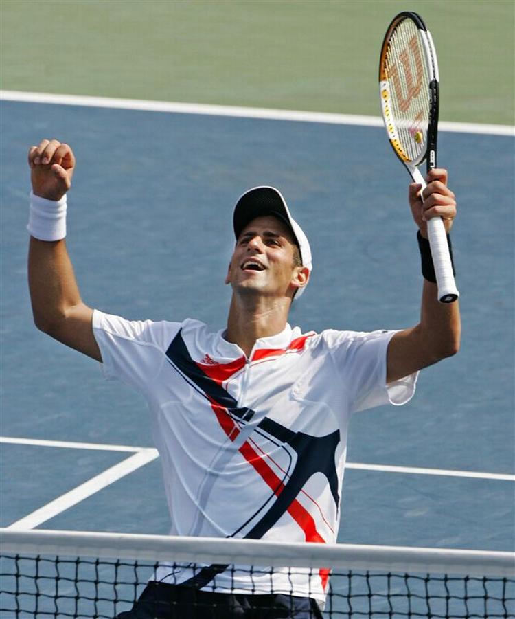 Novak Djokovic jubler efter sejren i semifinalen. 