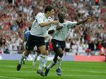 Shaun Wright-Phillips bringer England på 1-0. Holdkammeraten Gareth Barry gratulerer. 