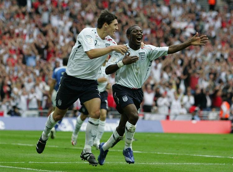 Shaun Wright-Phillips bringer England på 1-0. Holdkammeraten Gareth Barry gratulerer. 