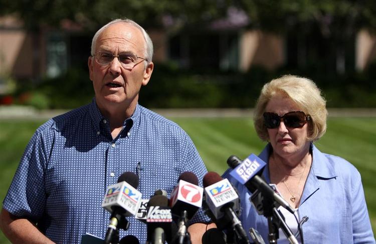 Den belastede senator Larry Craig bedyrede på en pressekonference med konen Suzanne ved siden, at han »ikke er bøsse«. 