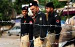 Pakistansk politi afspærrede lufthavnen i Islamabad før den tidligere premierminister vendte tilbage til landet. 
