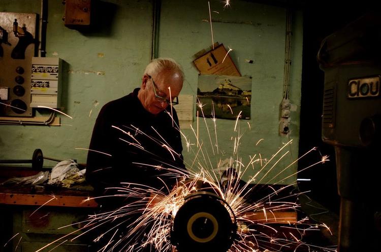 78-årige Carlo Johansen er pensioneret kaptajn. Han arbejder nu en gang om ugen på at sætte flymotorer i stand. 