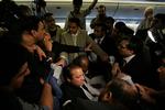 Sharif omgivet af tilhængere, kontrollanter og journalister i den overfyldte flykabine kort efter touch down i Pakistan. 