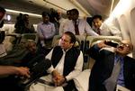 Den tidligere premierminister Nawaz Sharif, mens han sad i flyet og ventede på at gå fra borde. Det da endelig lykkedes, blev det kun til få timer i Pakistan. 