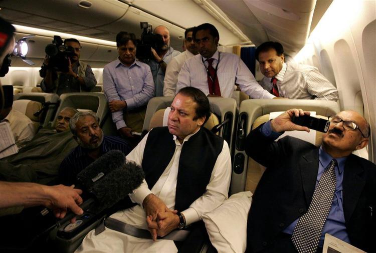 Den tidligere premierminister Nawaz Sharif, mens han sad i flyet og ventede på at gå fra borde. Det da endelig lykkedes, blev det kun til få timer i Pakistan. 